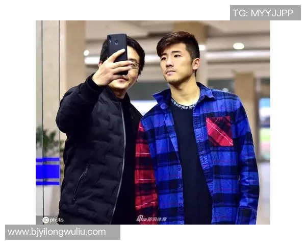 足球明星签名照片组合展现球场传奇瞬间与璀璨人生的完美交融